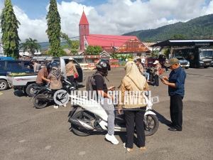 Ingatkan Sadar Wajib Pajak, Satlantas Polres Banggai Dampingi Samsat Keliling