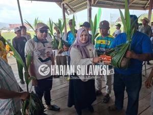 Pemkab Tojo Una-Una Salurkan Bantuan Bibit Kelapa Dalam kepada Kelompok Tani di Kecamatan Una-Una