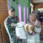 Babinsa Dampingi Penyaluran Bantuan Beras dan Minyak Goreng untuk 461 KK di Torue