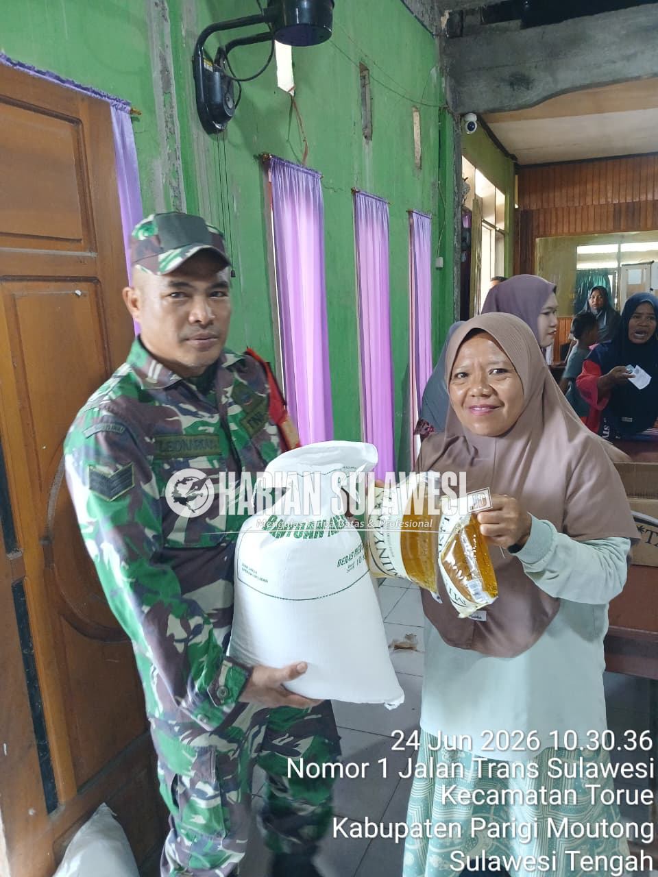 Babinsa Dampingi Penyaluran Bantuan Beras dan Minyak Goreng untuk 461 KK di Torue