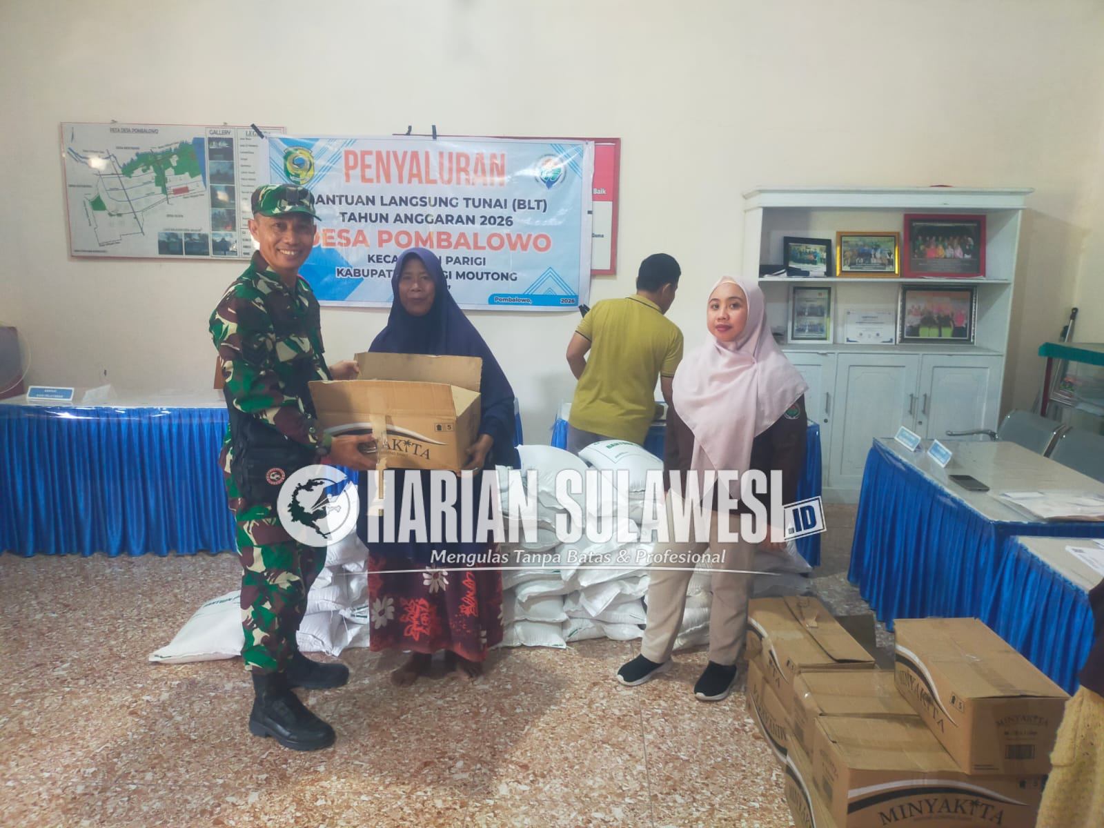 Babinsa Dampingi Penyaluran Bantuan Pangan untuk 133 KK di Desa Pombolowo