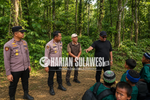 Kapolres Parimo Dampingi Wakil Ketua MPR Tinjau SD Terpencil di Tinombo