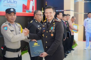 Kapolres Banggai Beri Penghargaan 26 Personel di HUT Bhayangkara ke-80