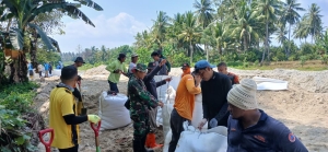 Babinsa, BPBD, dan Warga Pasang Geobag untuk Cegah Abrasi Sungai di Torue