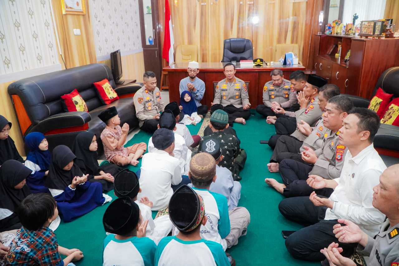 Gelar Pengajian Perkuat Keimanan dan Kepedulian Sosial, Kapolresta Banggai Santuni Anak Yatim