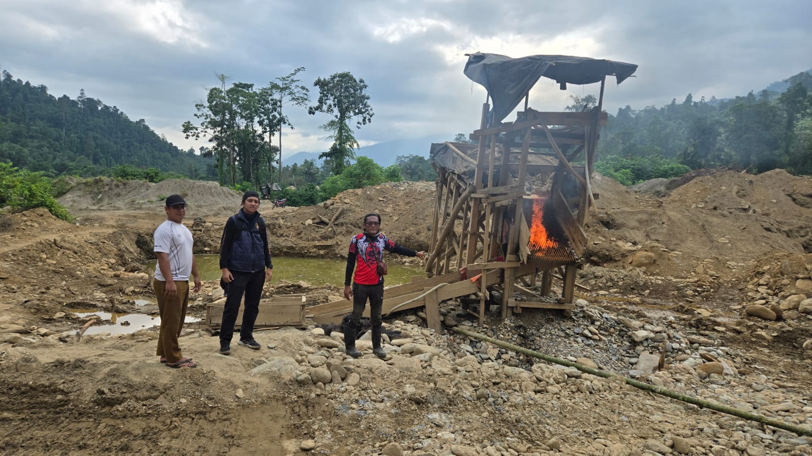 Empat Talang PETI Dibakar, Alat Berat Diduga Sudah ‘Lari’ Sebelum Polisi Tiba
