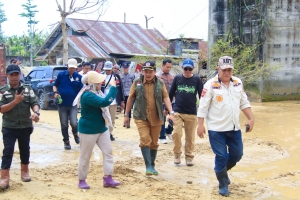Wakil Bupati Abdul Sahid Tinjau Pelaksanaan Normalisasi Sungai di Desa Air Panas