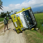 Akibat Jembatan Darurat Masih Rusak, Truk Bermuatan Air Mineral Terguling di Jalur Alternatif Tolai Timur-Malakosa