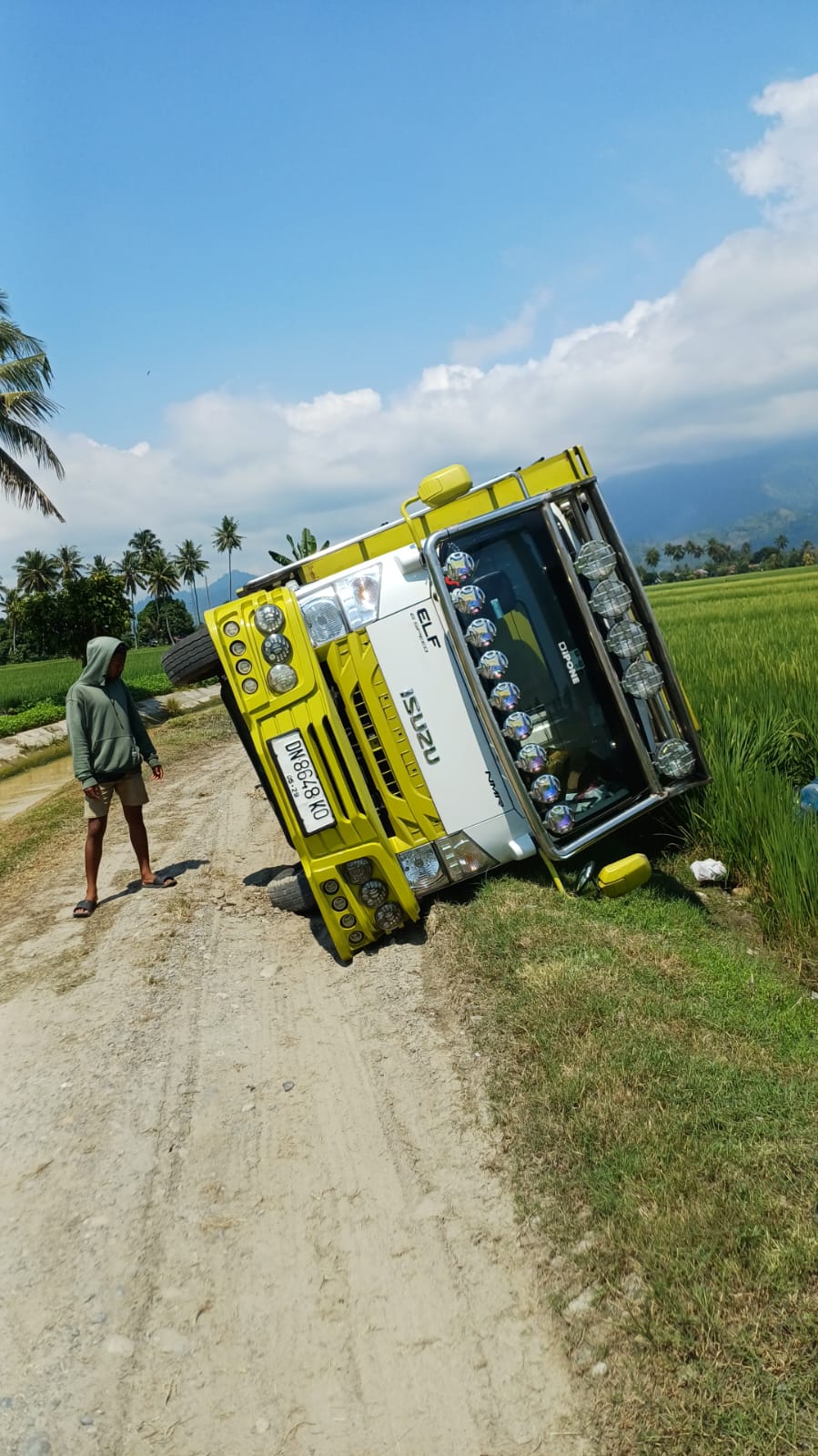 Akibat Jembatan Darurat Masih Rusak, Truk Bermuatan Air Mineral Terguling di Jalur Alternatif Tolai Timur-Malakosa