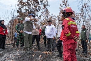 Menhut Raja Antoni Ingatkan Penerima Perhutanan Sosial Jaga Kawasan dari Karhutla
