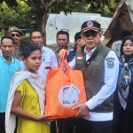 Bupati Serahkan Bantuan Sembako dan Tinjau Warga Terdampak Banjir