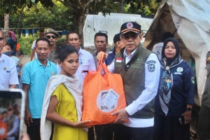 Bupati Serahkan Bantuan Sembako dan Tinjau Warga Terdampak Banjir